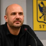 Frédéric De Meyer geeft een interview in een voetbalstadion.