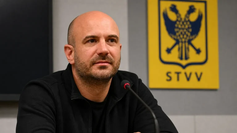 Frédéric De Meyer geeft een interview in een voetbalstadion.