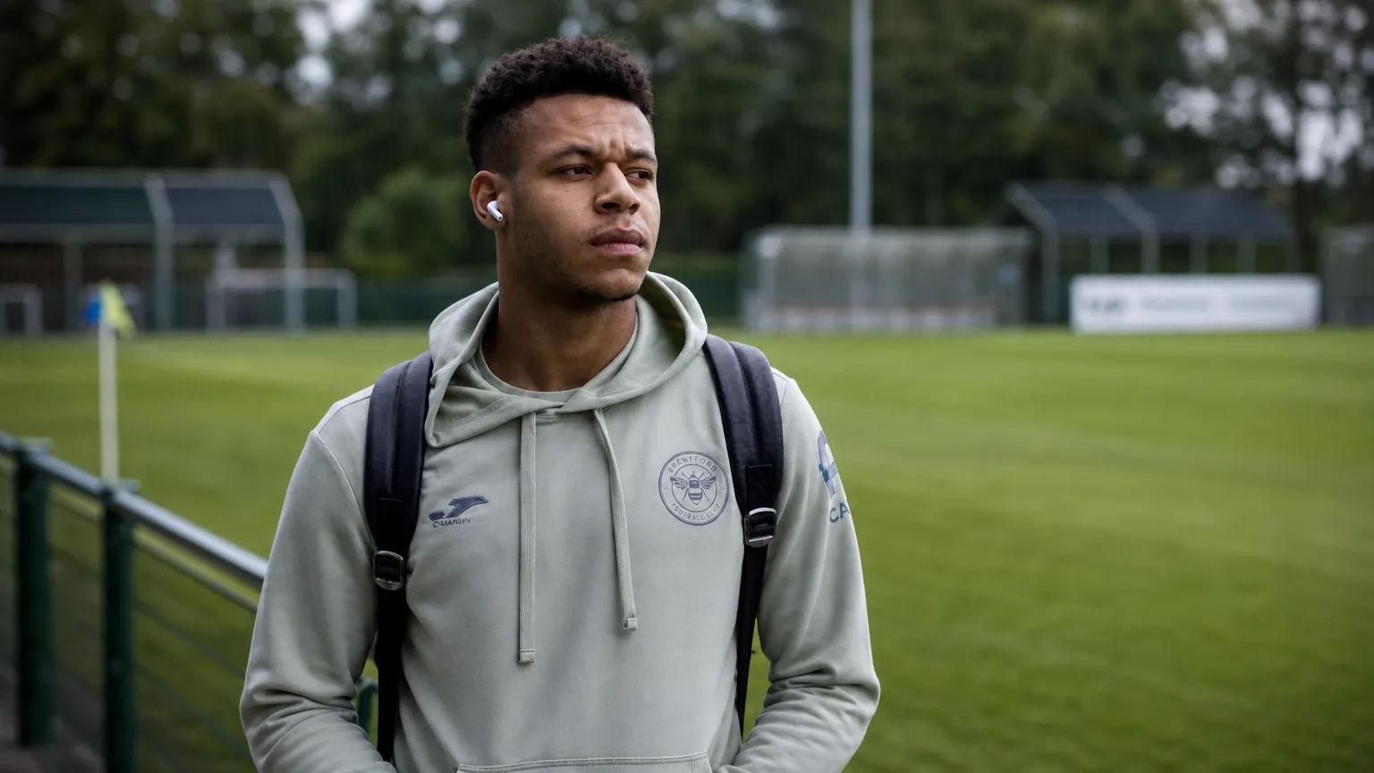Kaye Furo in grijze Brentford-kleding aan de rand van een voetbalveld.