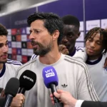 Vitor Bruno reageert in de mixed zone terwijl enkele spelers naast hem staan.