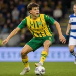 Matteo Waem in actie in het geel-groene tenue van ADO Den Haag.