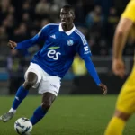 Pape Diong in actie voor RC Strasbourg tijdens een voetbalwedstrijd.