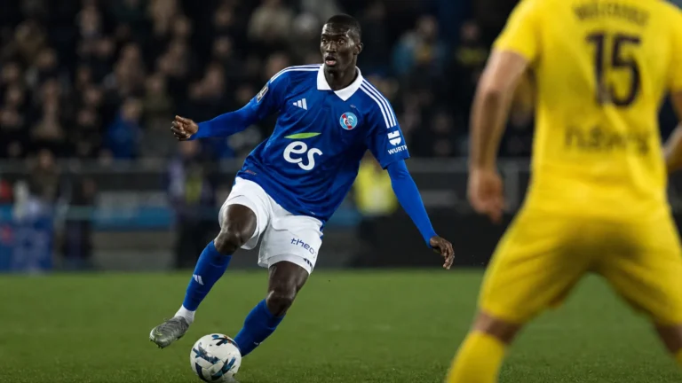 Pape Diong in actie voor RC Strasbourg tijdens een voetbalwedstrijd.