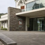 De ingang van een clubgebouw van CS Maritimo met een discreet clubembleem aan de gevel.