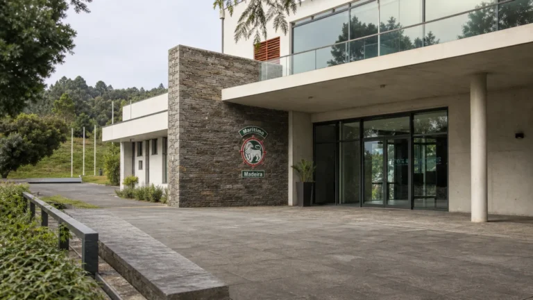 De ingang van een clubgebouw van CS Maritimo met een discreet clubembleem aan de gevel.