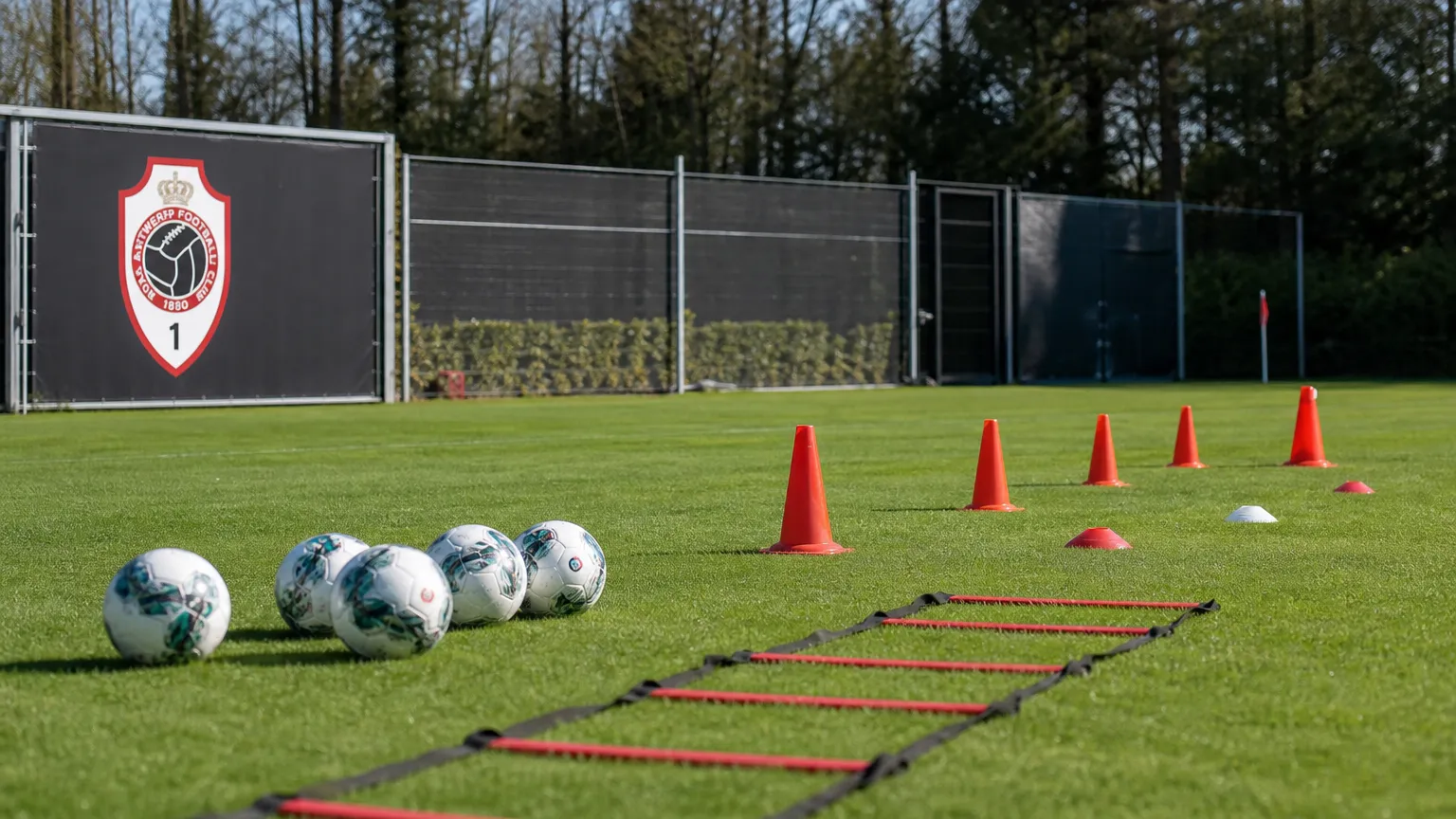 Een trainingszone van Royal Antwerp FC die klaarstaat voor een individuele proeftraining.