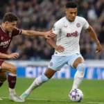 Ollie Watkins in actie voor Aston Villa tijdens een wedstrijd.