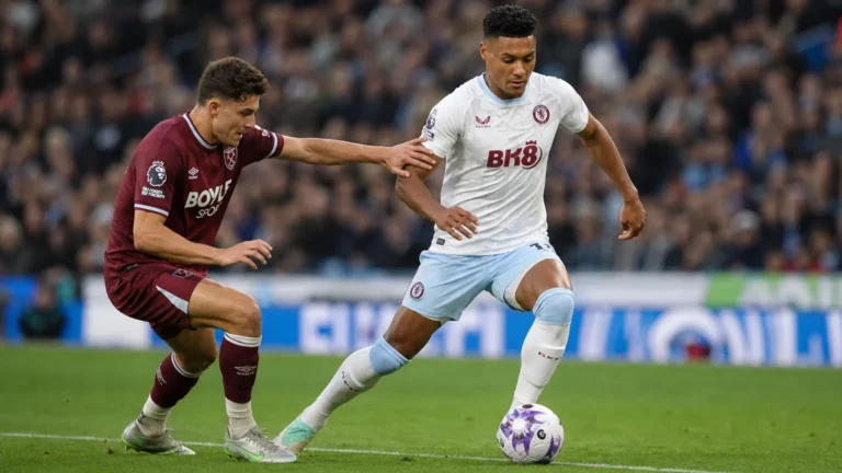 Ollie Watkins in actie voor Aston Villa tijdens een wedstrijd.