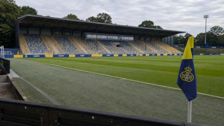 Lege zijlijn en tribunezone in het stadion van Union met een discrete clubvlag.