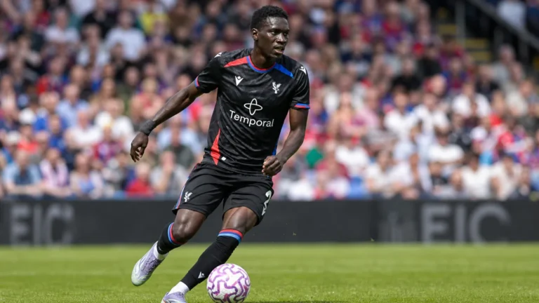 Ismaïla Sarr van Crystal Palace tijdens een wedstrijd op het veld.