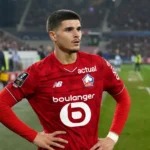 Matias Fernandez-Pardo in het rode tenue van Lille op het veld voor een wedstrijd.
