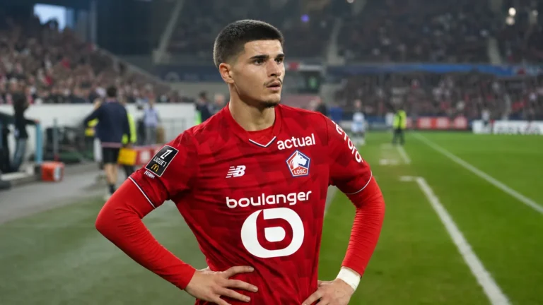 Matias Fernandez-Pardo in het rode tenue van Lille op het veld voor een wedstrijd.