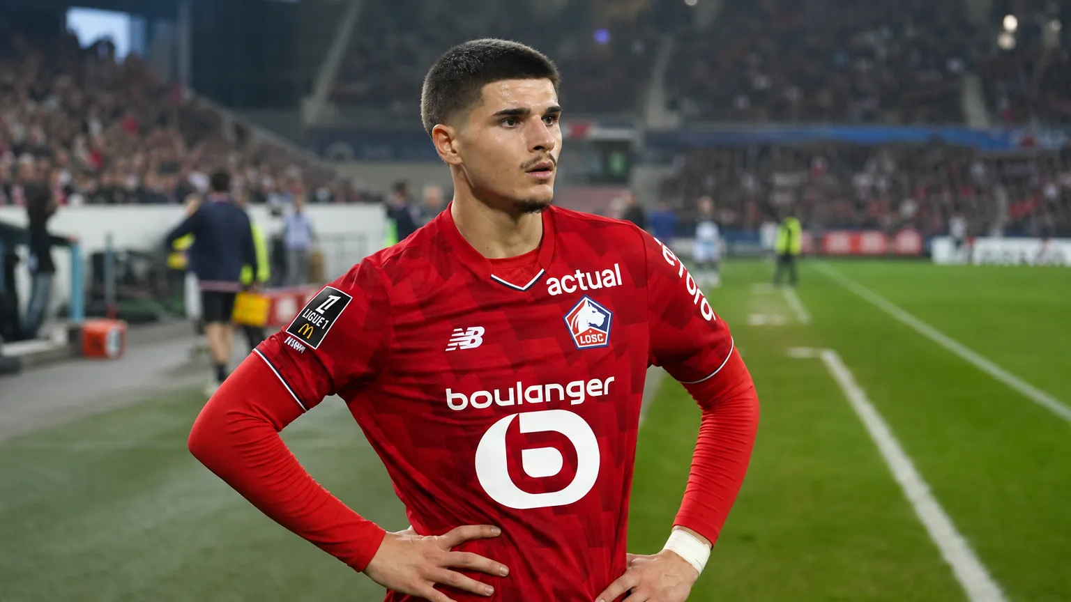 Matias Fernandez-Pardo in het rode tenue van Lille op het veld voor een wedstrijd.
