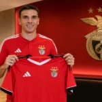 João Palhinha toont een Benfica-shirt tijdens zijn officiële voorstelling.