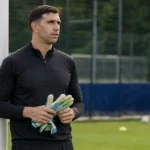 Emiliano Martínez tijdens een rustige doelmanstraining op een voetbalcomplex.