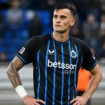 Aleksandar Stankovic in een blauw-zwart voetbalshirt in een stadion.