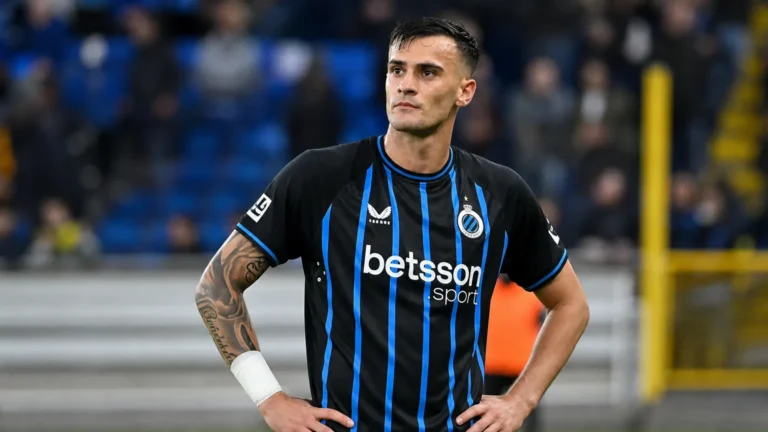 Aleksandar Stankovic in een blauw-zwart voetbalshirt in een stadion.
