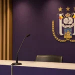 Lessenaar met microfoon in een perszaal van RSC Anderlecht.