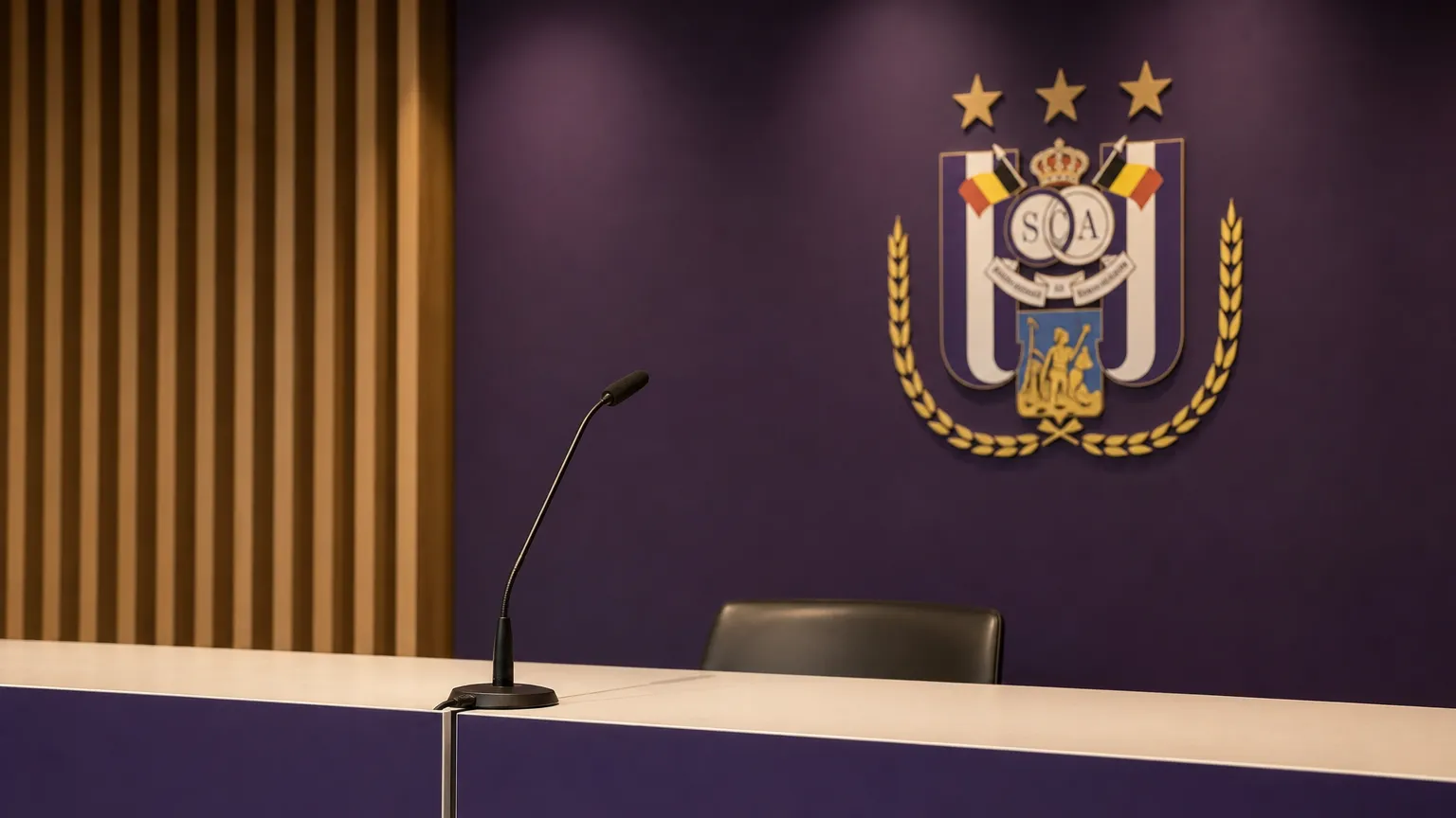 Lessenaar met microfoon in een perszaal van RSC Anderlecht.