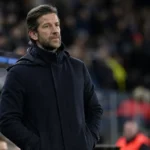 Rik De Mil staat geconcentreerd in de technische zone van een stadion.