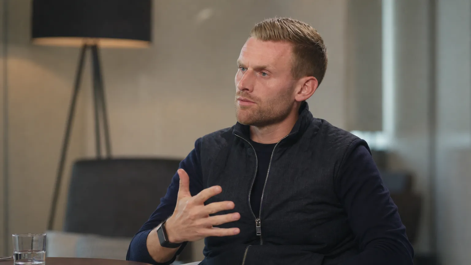 Edward Still tijdens een rustig voetbalinterview in een neutrale binnenruimte.