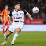 Arbnor Muja van STVV volgt geconcentreerd het spel op het veld.