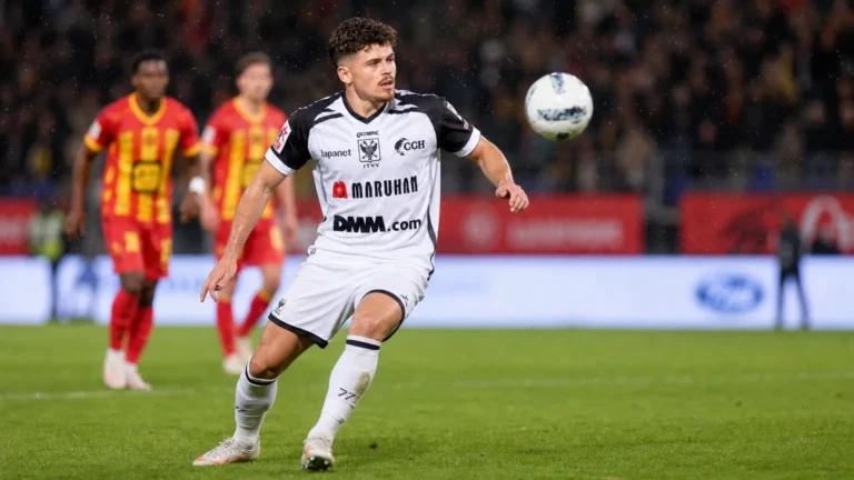 Arbnor Muja van STVV volgt geconcentreerd het spel op het veld.