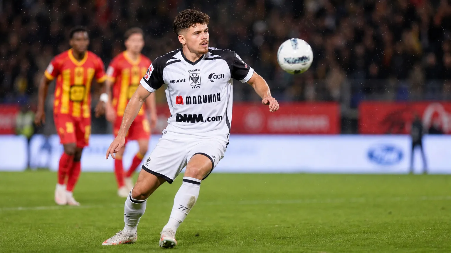 Arbnor Muja van STVV volgt geconcentreerd het spel op het veld.