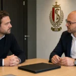 Medewerkers in een vergaderruimte van Standard tijdens een overleg.