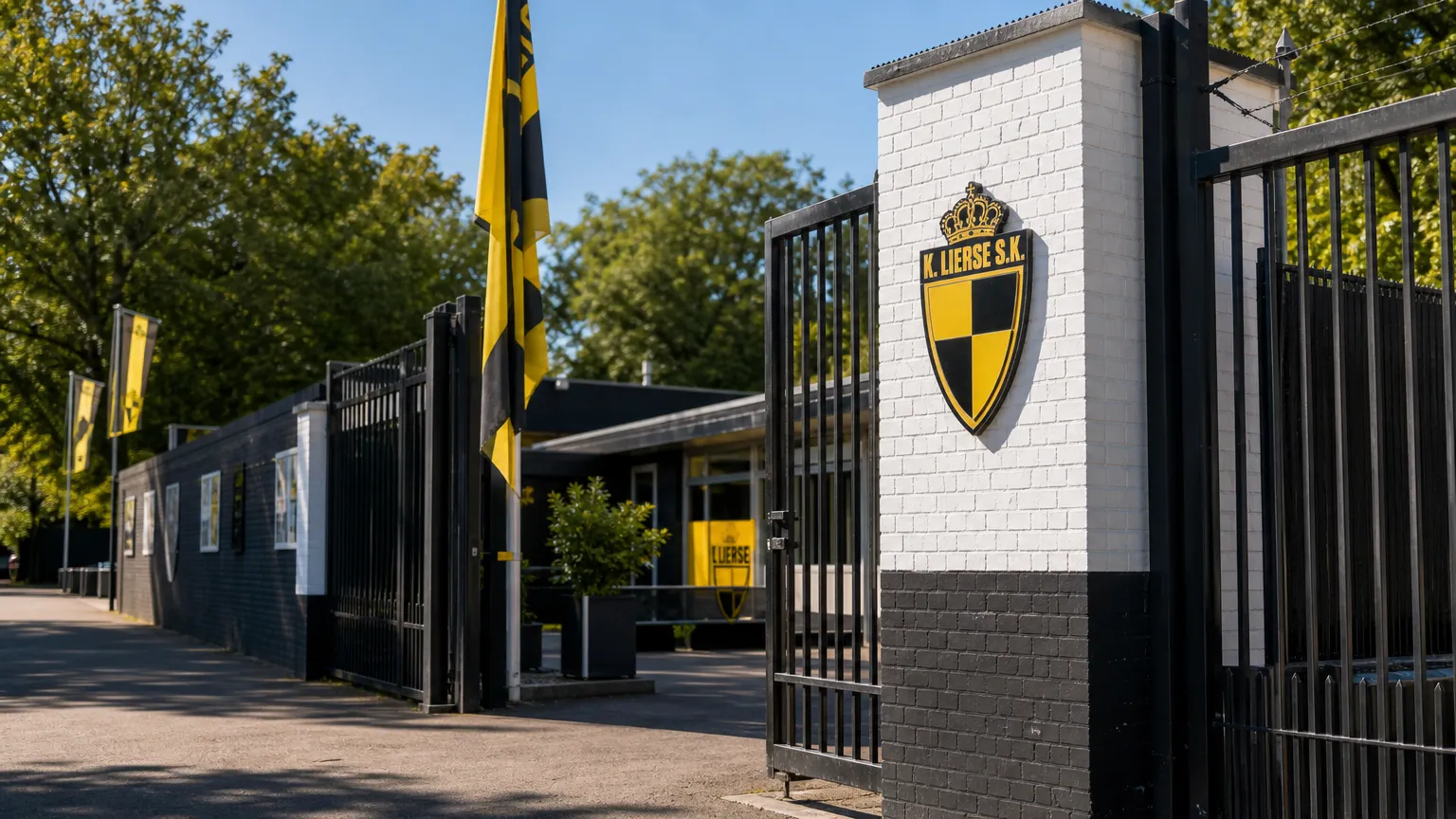 De ingang van het Lisp met een Lierse-clubembleem en geel-zwarte vlaggen.