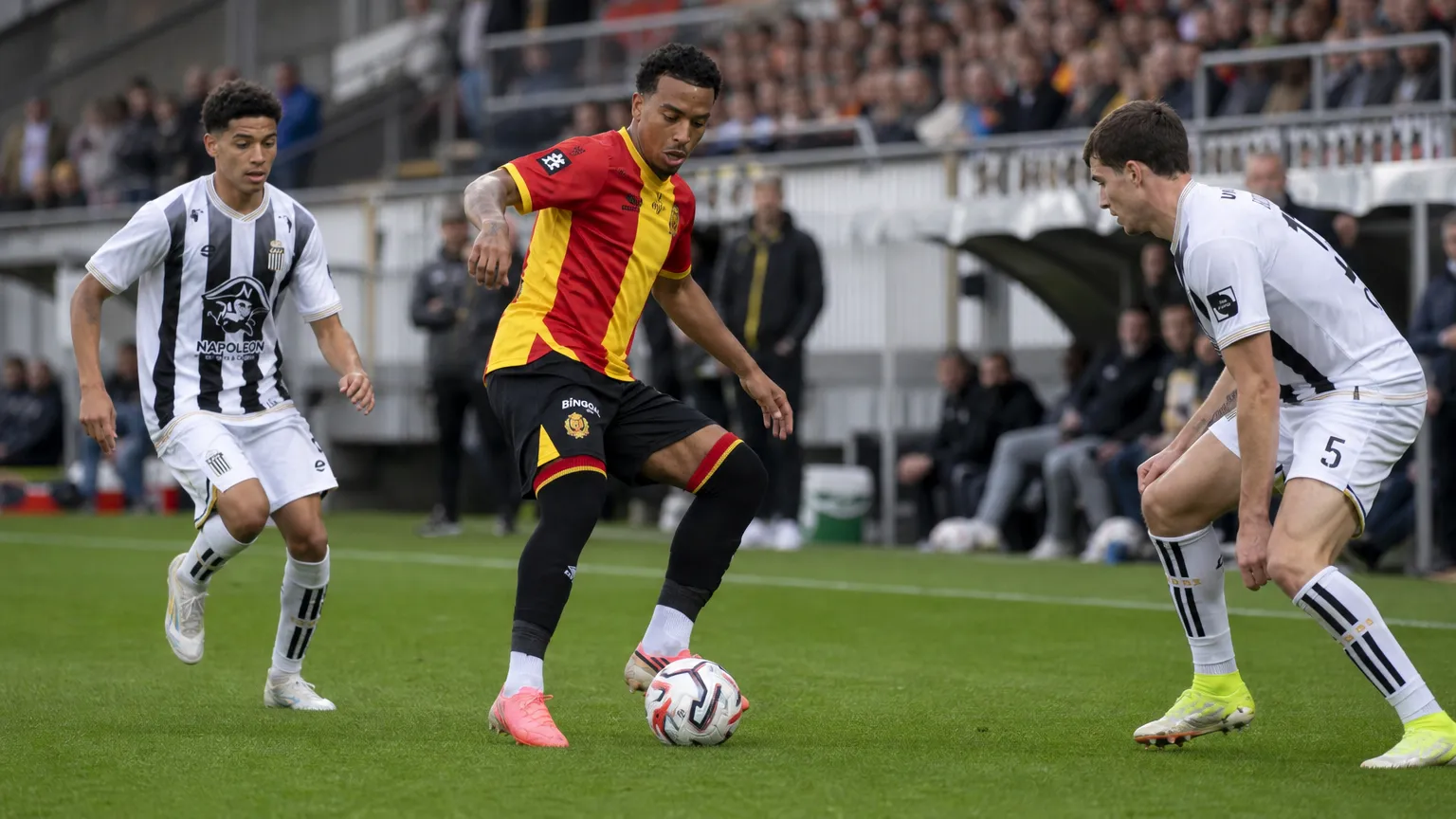 Myron van Brederode van KV Mechelen controleert de bal tijdens een wedstrijd.