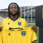 Parfait Guiagon poseert bij zijn officiële voorstelling als speler van Al-Taawoun.