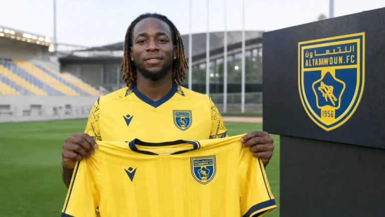 Parfait Guiagon poseert bij zijn officiële voorstelling als speler van Al-Taawoun.