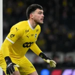 Marcos Peano in geel doelmanstenue op het voetbalveld.