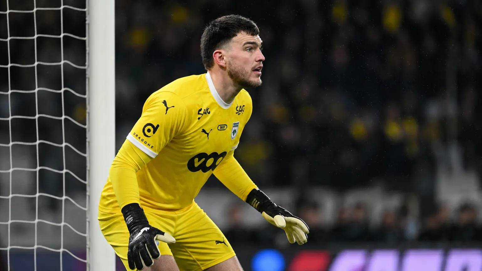 Marcos Peano in geel doelmanstenue op het voetbalveld.