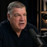 Sam Allardyce spreekt in een podcaststudio naast een studiomicrofoon.