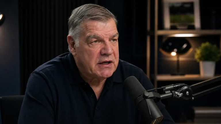 Sam Allardyce spreekt in een podcaststudio naast een studiomicrofoon.