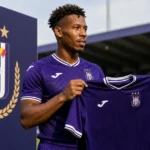Tawfik Bentayeb toont het shirt van RSC Anderlecht tijdens een officiële presentatie.