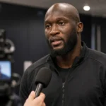Romelu Lukaku geeft een interview in een mediazone in neutrale sportkleding.