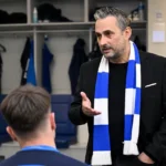 Sam Baro spreekt de spelersgroep toe in de kleedkamer van KAA Gent.