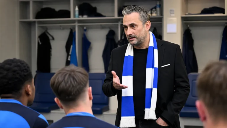 Sam Baro spreekt de spelersgroep toe in de kleedkamer van KAA Gent.
