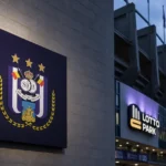 Een discreet RSC Anderlecht-embleem aan de buitenzijde van het Lotto Park.