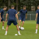 Enkele spelers tijdens een oefensessie op het trainingsveld van SK Lommel.
