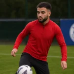 Nicolas Raskin tijdens een training in Glasgow, met een discreet Rangers-clubanker op de achtergrond.