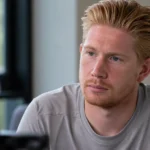 Kevin De Bruyne tijdens een rustig interview in neutrale kleding.