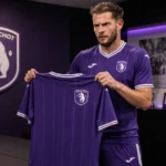Mats Rits poseert met een Beerschot-shirt tijdens zijn officiële voorstelling.
