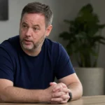 Michael Beale tijdens een rustig interview in een neutrale ruimte.