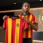 Simion Michez poseert met het shirt van KV Mechelen tijdens zijn officiële voorstelling.