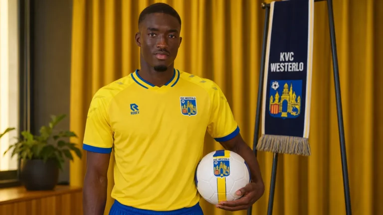 Pape Diong poseert tijdens zijn officiële voorstelling bij KVC Westerlo in een geel shirt.