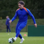 Tristan Gooijer tijdens een passingsoefening op het trainingsveld van Lommel SK.